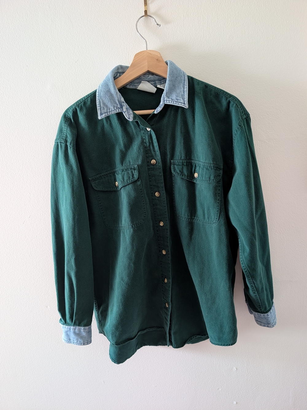Vintage Women's Forest Green Button-Up Shirt with Contrast Collar